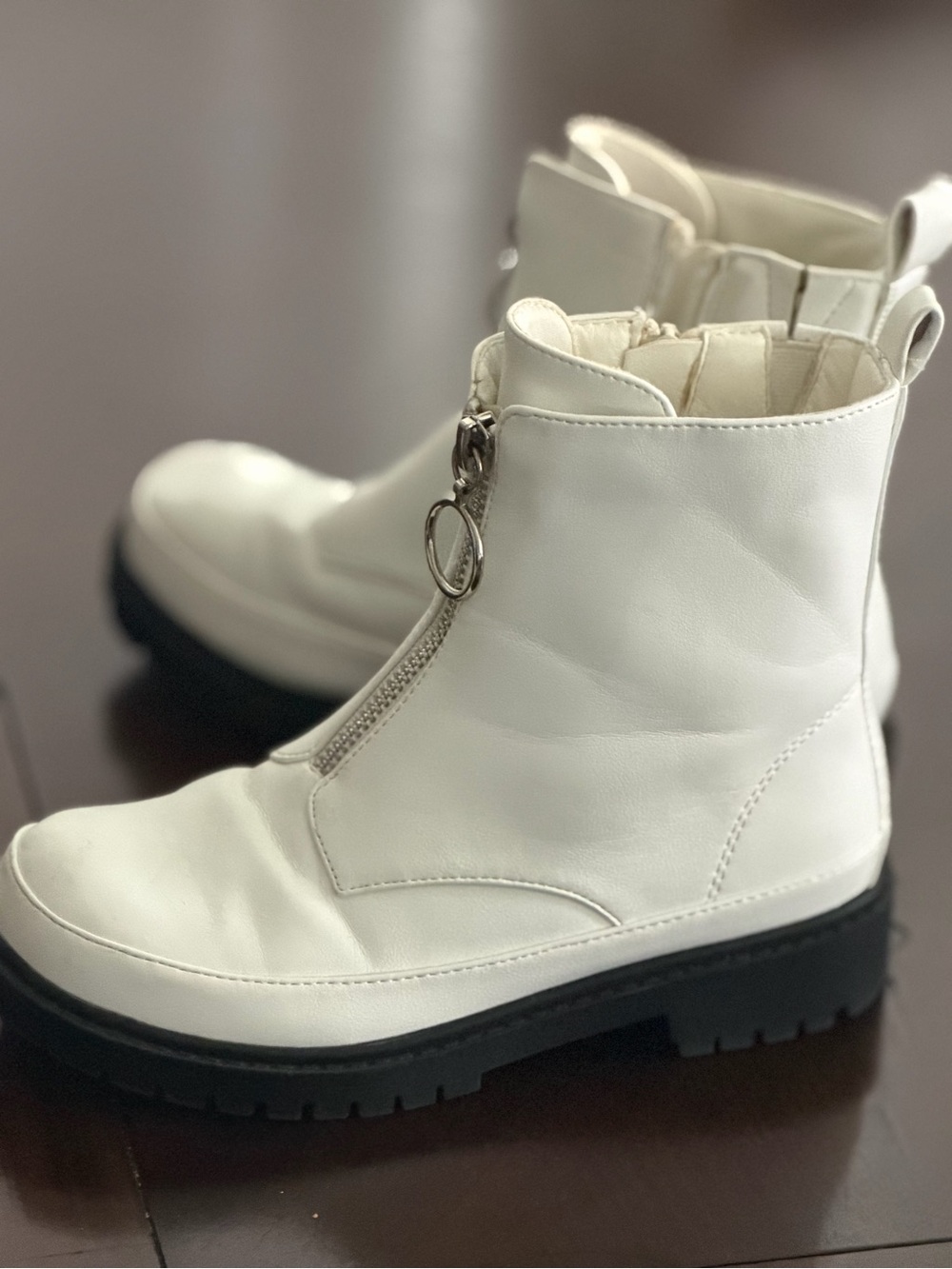 Girls white boots in white!  Size 1m